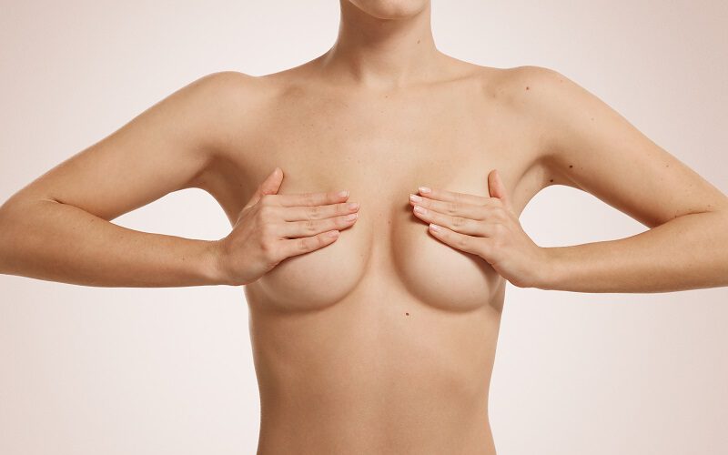 Kiedy warto zdecydować się na zmniejszenie piersi?